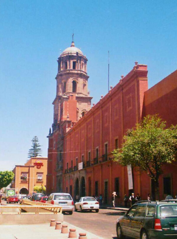Straatbeeld met op de achtergrond de kathedraal van Queretaro