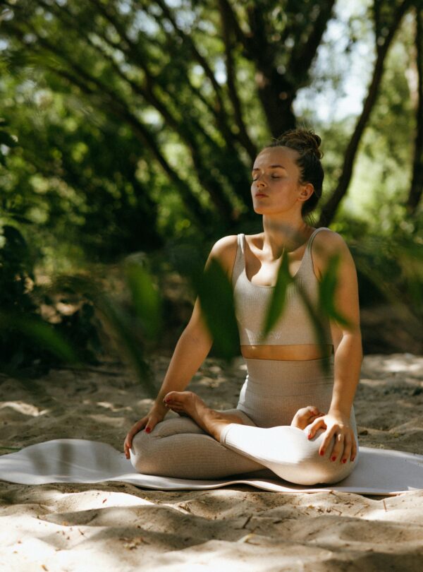 Persoon mediterend in een rustige natuurlijke omgeving