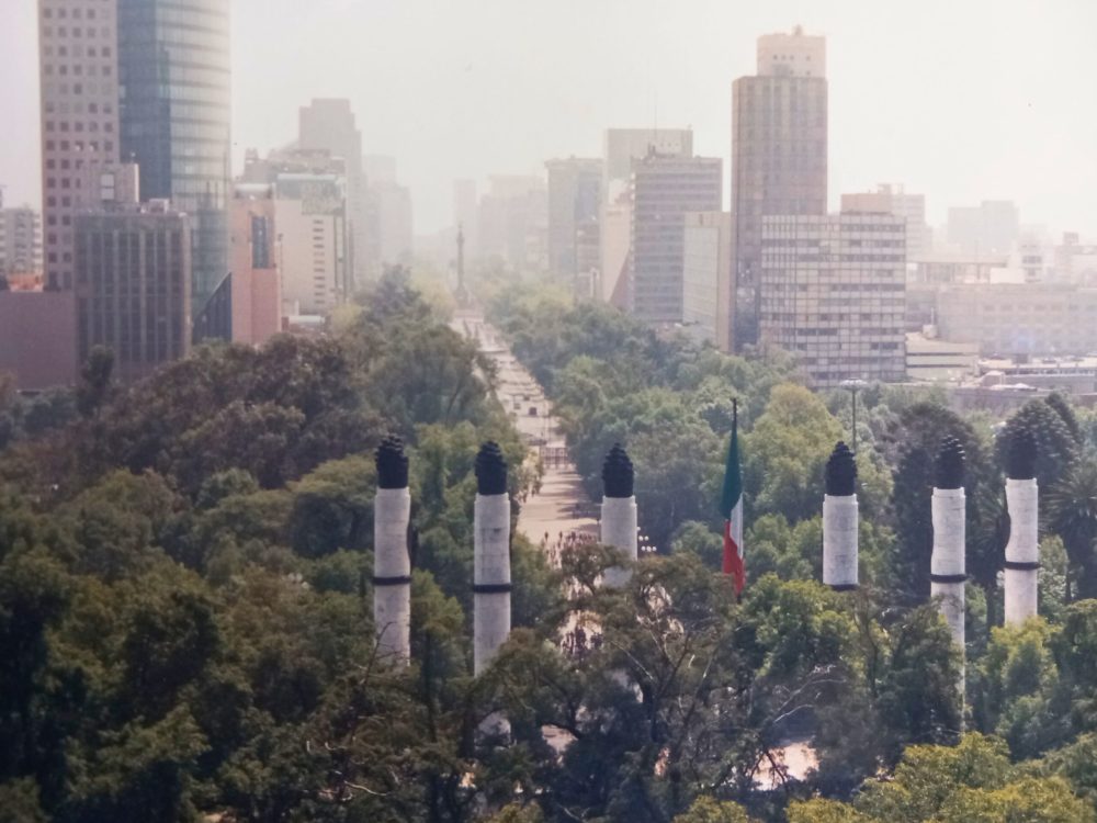 Straatbeeld van Mexico Stad met hierop het monument voor de niños heroes